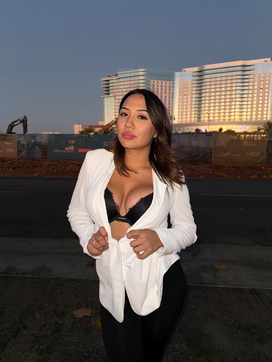 Take a pause and enjoy Ali Cruz — streaming from Yuncheng