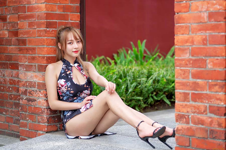 Girls in short dresses in Yuncheng