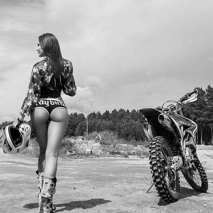 Beautiful girls and motorcycles in Yuncheng