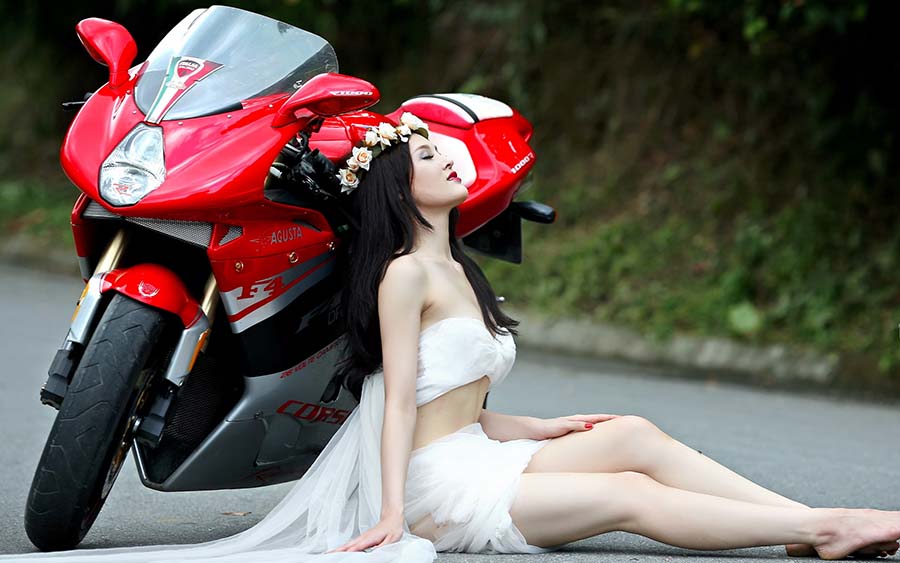 Beautiful girls and motorcycles in Yuncheng