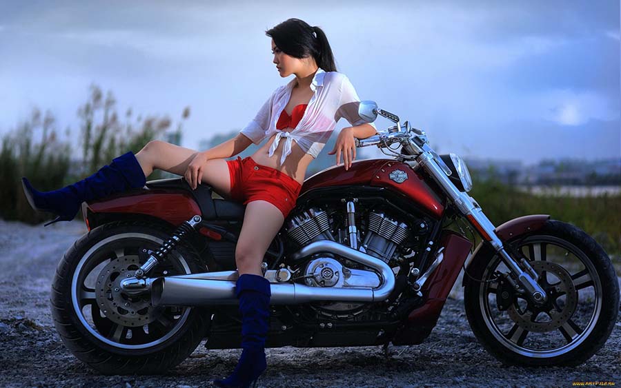 Beautiful girls and motorcycles in Yuncheng