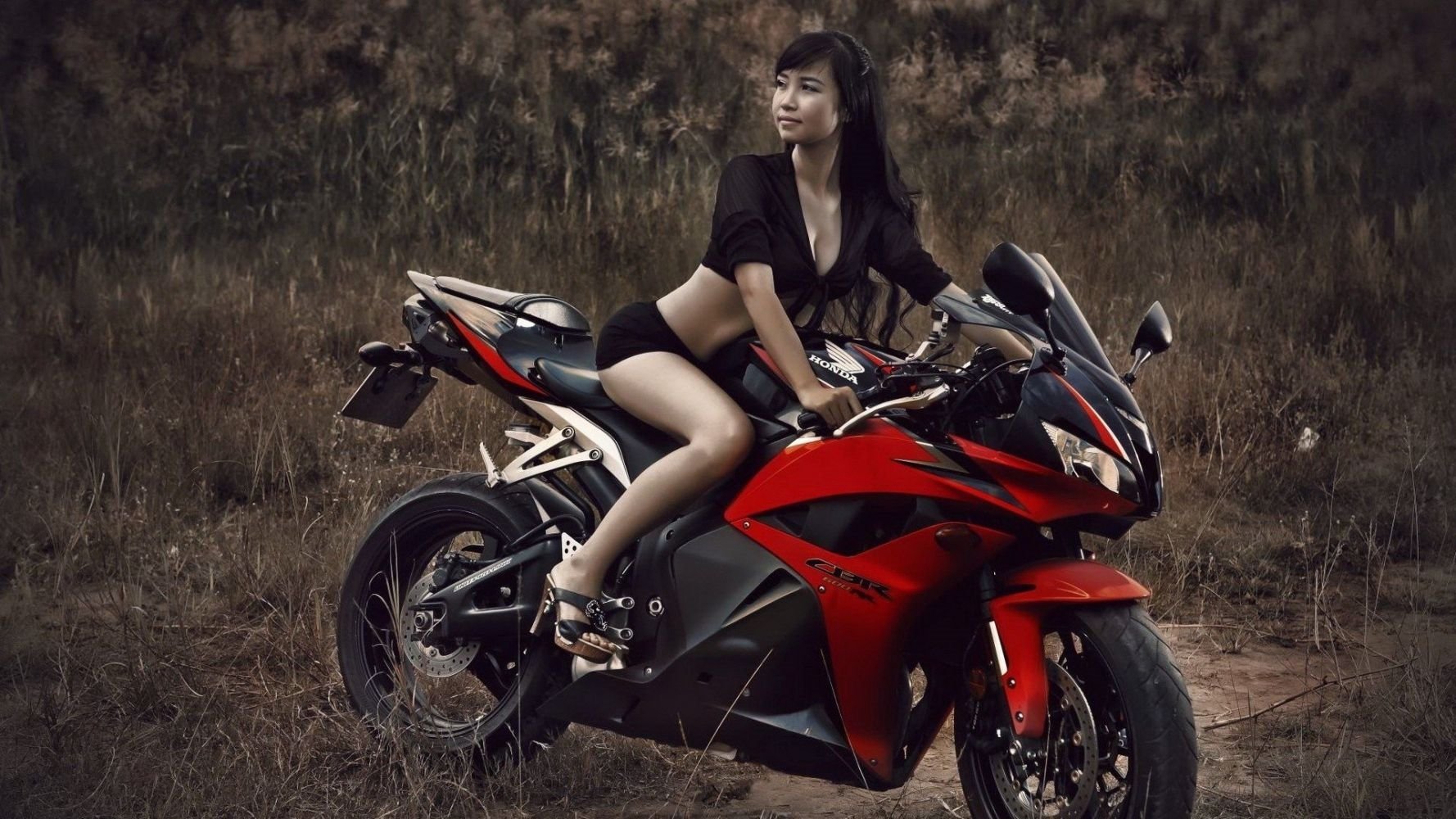 Fitness girls and bikes in Yuncheng