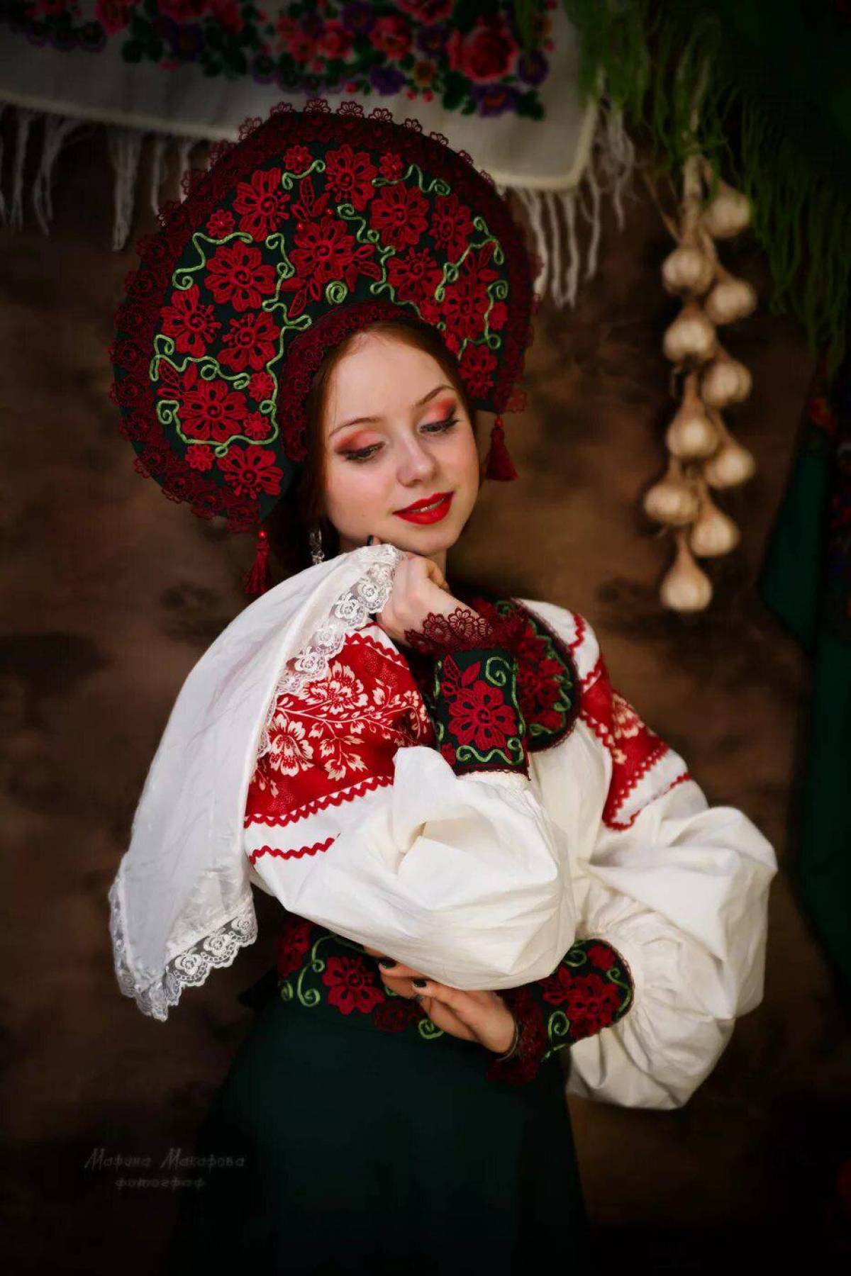 Women in Slavic costumes underwear in Yuncheng