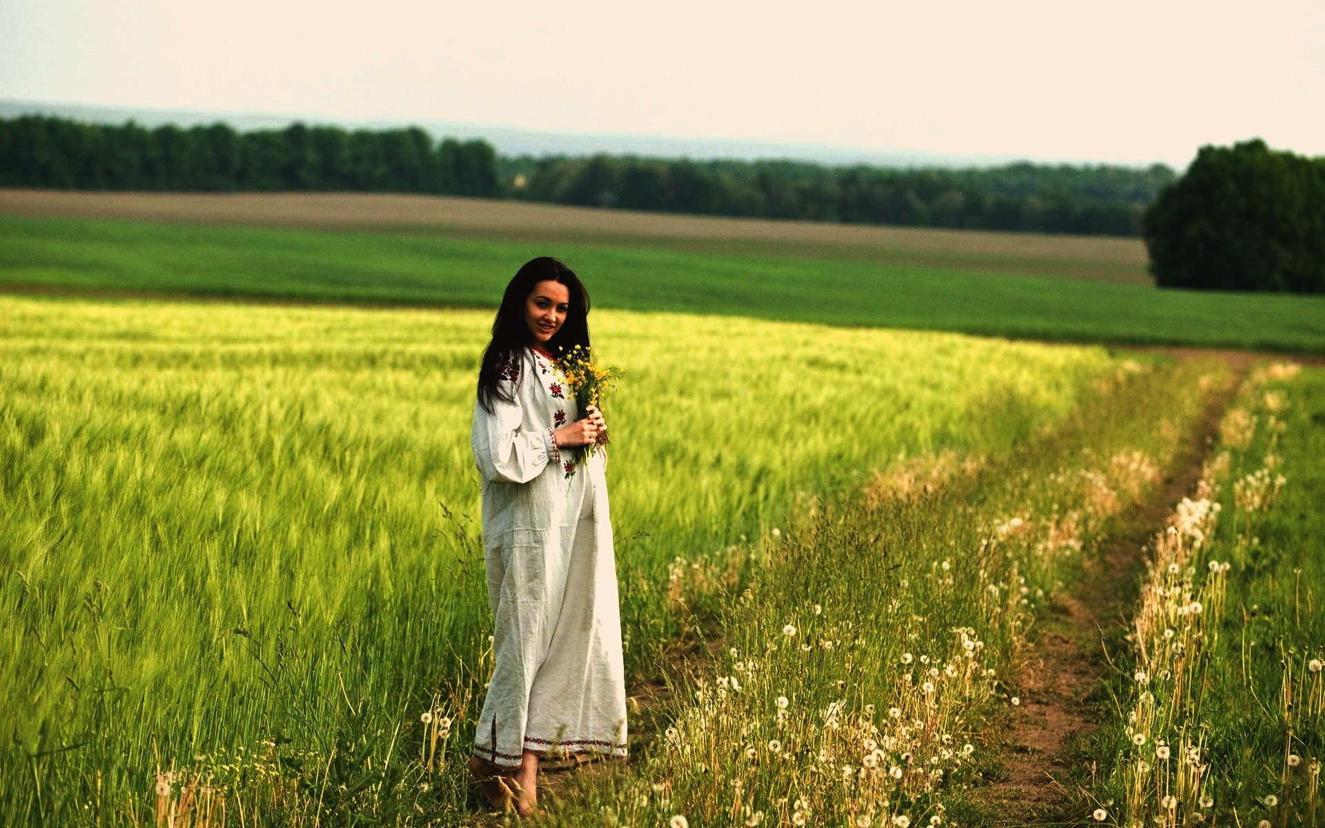 Women in Slavic costumes in Yuncheng