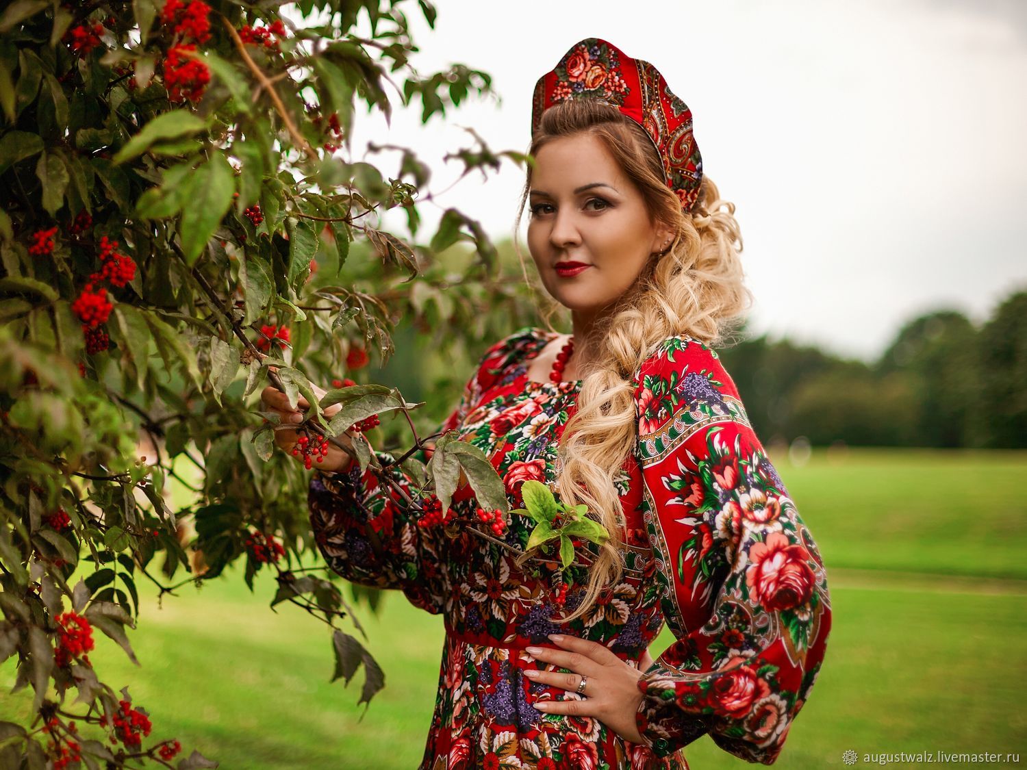 Women in Slavic costumes in Yuncheng