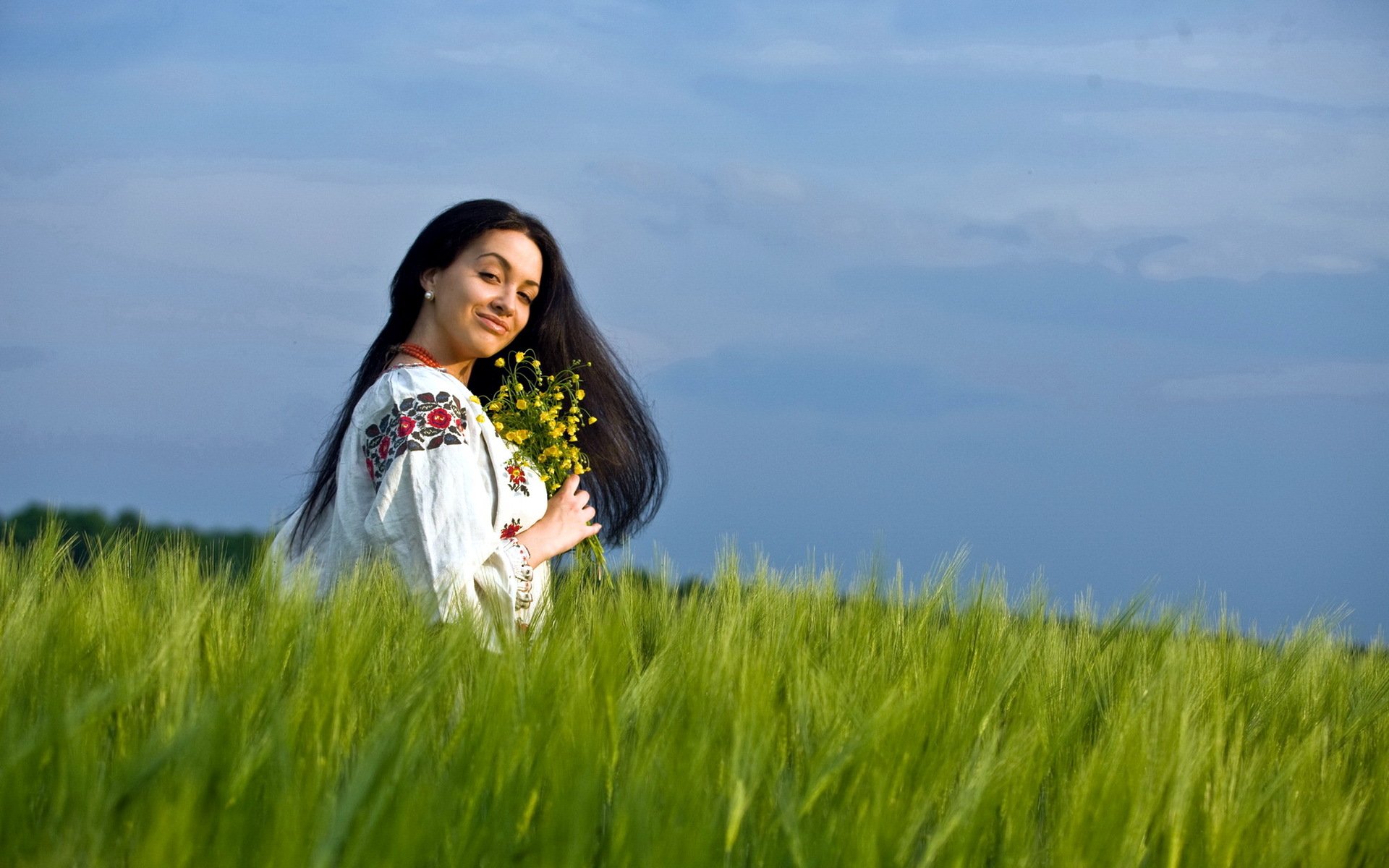 Girls in Slavic costumes in Yuncheng