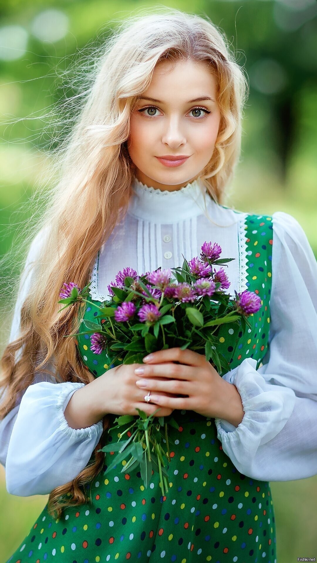 Girls in Slavic costumes in Yuncheng